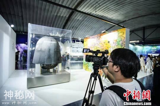 《生在宇宙》中国航天艺术科技大展上海举行 观众热衷体验太空科技-1.jpg