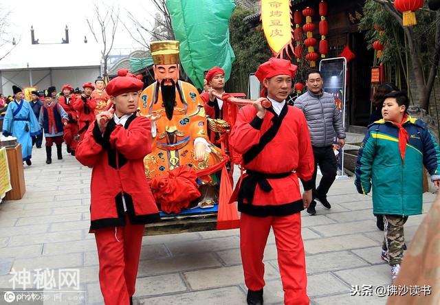 灶王爷居然有五千多年的历史，灶王像画成什么样，各地风俗不同-4.jpg