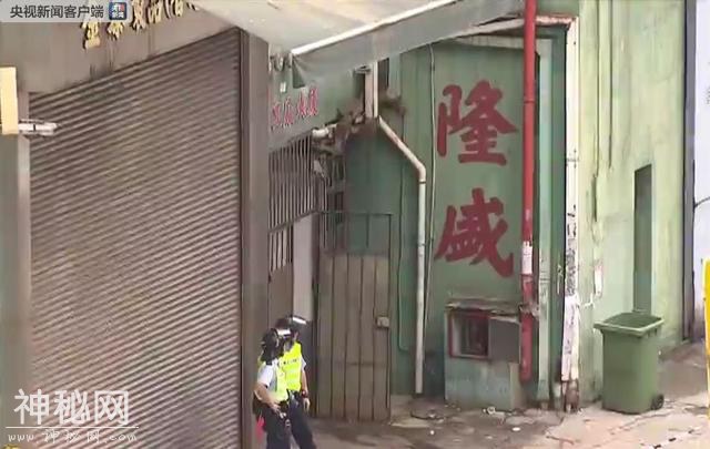 香港警方突击搜查发现爆炸品 封锁现场进行引爆-2.jpg