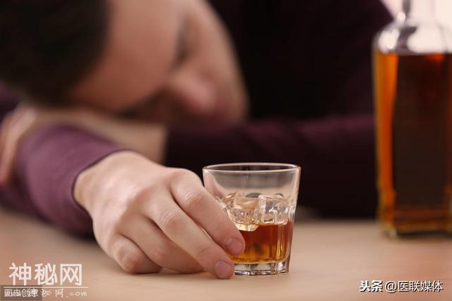 不想喝酒喝出性命？身体若有4个现象，再爱喝都得戒-2.jpg