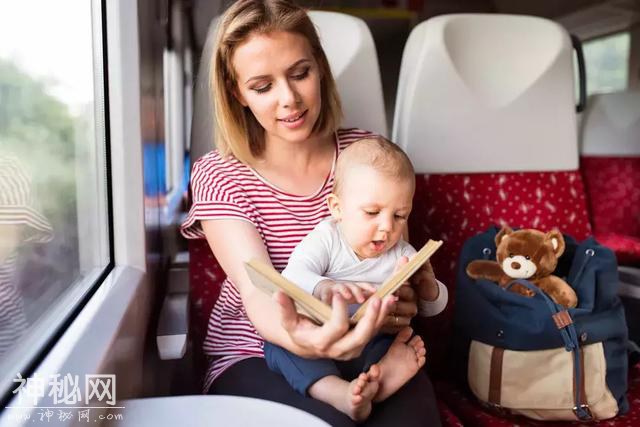 带娃旅行的常见困惑：宝宝在飞机上怎么睡觉？-5.jpg