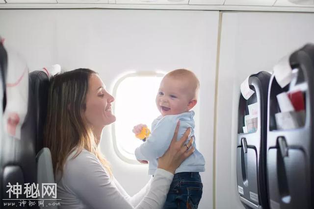 带娃旅行的常见困惑：宝宝在飞机上怎么睡觉？-2.jpg