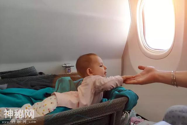 带娃旅行的常见困惑：宝宝在飞机上怎么睡觉？-9.jpg