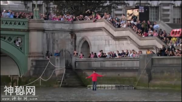 英国男子在水面上行走，表演绝技凌波微步，下一秒却尴尬收场-2.jpg