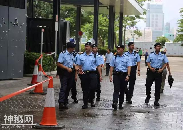 为什么香港警察显得比暴徒弱势？-1.jpg