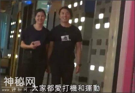 郑伊健蒙嘉慧罕见当街缠绵，老婆身体差郑伊健立誓要好好照顾她-2.jpg