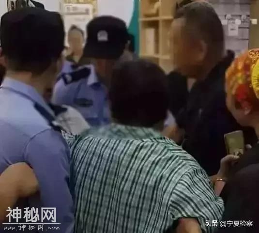 艾滋病病毒携带者暴力抗法咬伤法官，咬人者被批捕！-1.jpg