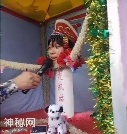 花瓶中长大的姑娘，近距离看不出破绽，是奇人异事还是江湖骗术？-6.jpg