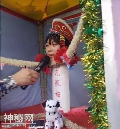 花瓶中长大的姑娘，近距离看不出破绽，是奇人异事还是江湖骗术？-5.jpg