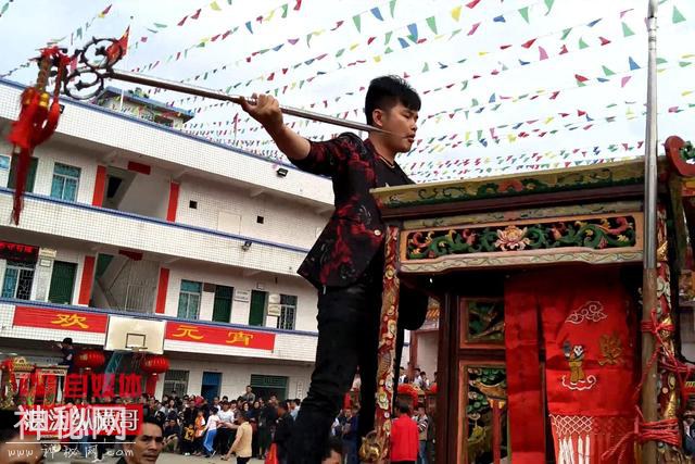 湛江民间元宵四大绝技，外地朋友看得心惊，有人说神奇有人说落后-3.jpg