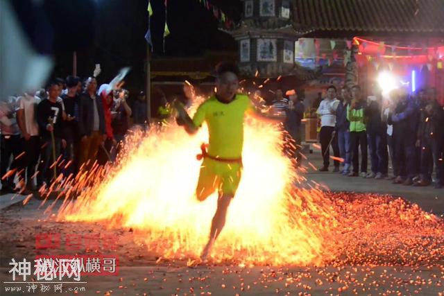 湛江民间元宵四大绝技，外地朋友看得心惊，有人说神奇有人说落后-5.jpg