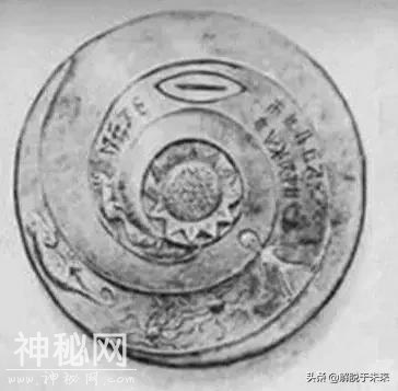 1.3万年前石碟在尼泊尔出土，上面刻着UFO，还有一个外星人-1.jpg