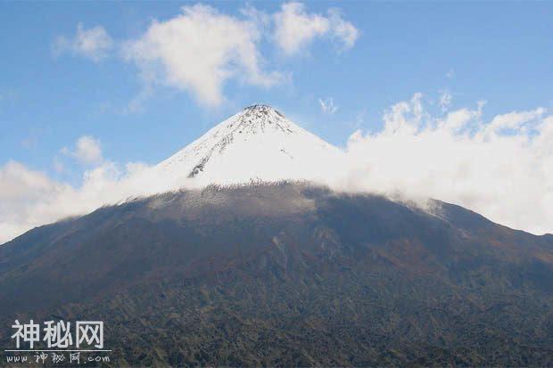 厄瓜多尔火山喷发，山顶出现神秘UFO航母形状的云并迅速消失-3.jpg