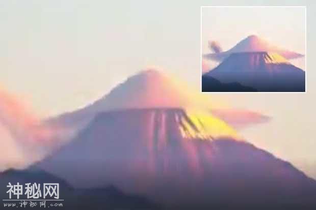 厄瓜多尔火山喷发，山顶出现神秘UFO航母形状的云并迅速消失-1.jpg