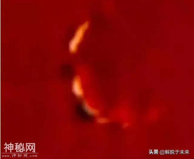 巨型UFO被太阳耀斑“一击命中”居然纹丝不动-3.jpg