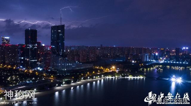 科幻大片！看绚烂闪电划破庐州夜空（组图）-1.jpg