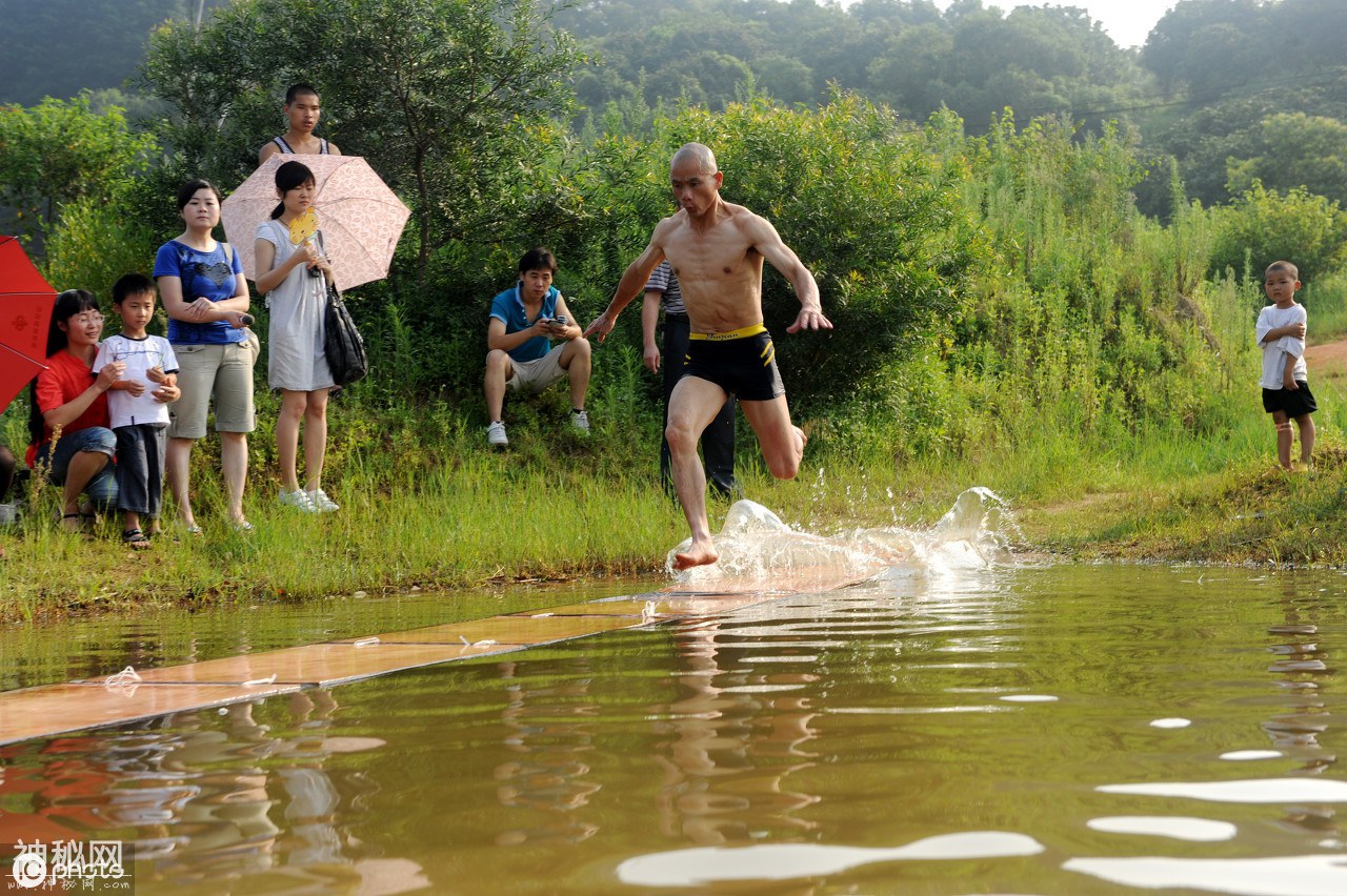 南少林武僧苦练水上漂绝技8年，从18米冲到118米，用时40秒-4.jpg