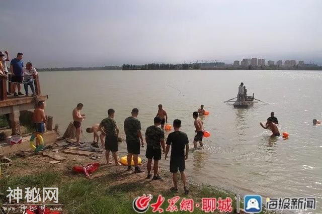 山东一湖边发现丢弃衣物，怀疑有人溺水！奋力打捞4小时后，有人打来电话：别找了……-2.jpg