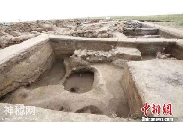 新疆考古学者在东天山发掘距今3000年前大型聚落遗址-4.jpg