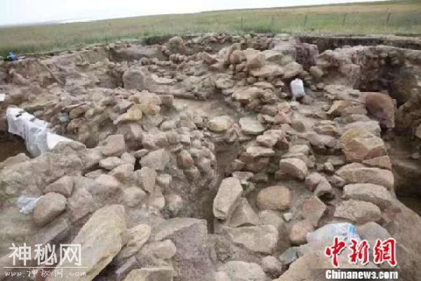 新疆考古学者在东天山发掘距今3000年前大型聚落遗址-5.jpg