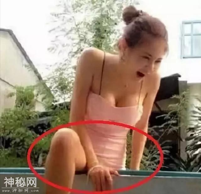 搞笑GIF：妹子，穿成这样翻墙，不怕摔吗-1.jpg