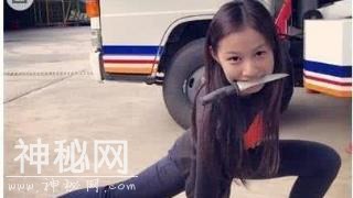 搞笑GIF：妹子，穿成这样翻墙，不怕摔吗-3.jpg