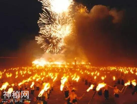 「边疆时空」民俗节庆 | 古老传统的彝族火把节，彝族人民的新年-1.jpg