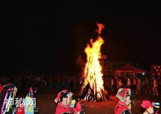 「边疆时空」民俗节庆 | 古老传统的彝族火把节，彝族人民的新年-2.jpg