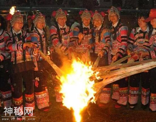 「边疆时空」民俗节庆 | 古老传统的彝族火把节，彝族人民的新年-6.jpg