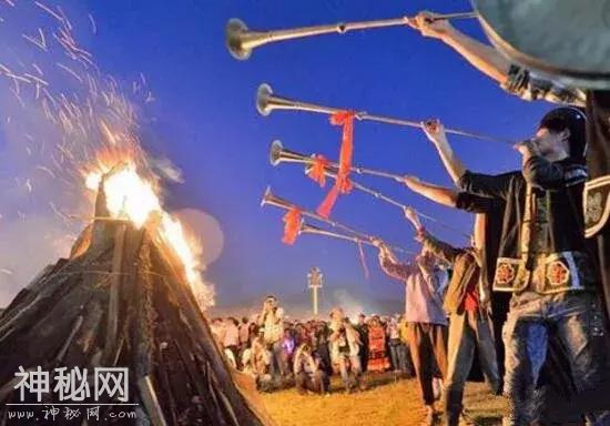 「边疆时空」民俗节庆 | 古老传统的彝族火把节，彝族人民的新年-8.jpg