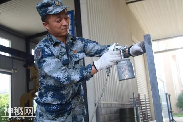 朴实的外表、平凡的岗位，这名“沙师弟”背后的故事让...-13.jpg