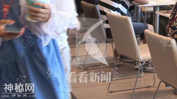 沪一年轻女子餐厅内疑猝死 身体健康不可轻视-3.jpg