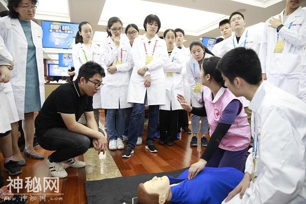 探寻“最强大脑”感受“硬核力量”上海的“科幻”医院了解一下-6.jpg