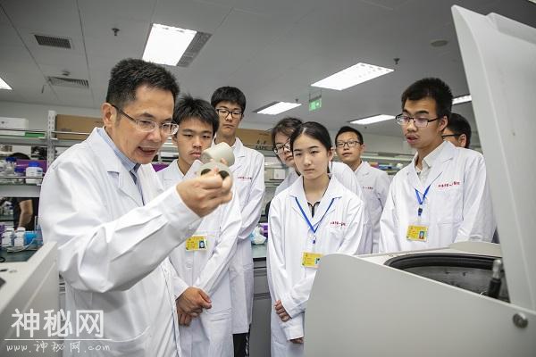 探寻“最强大脑”感受“硬核力量”上海的“科幻”医院了解一下-3.jpg