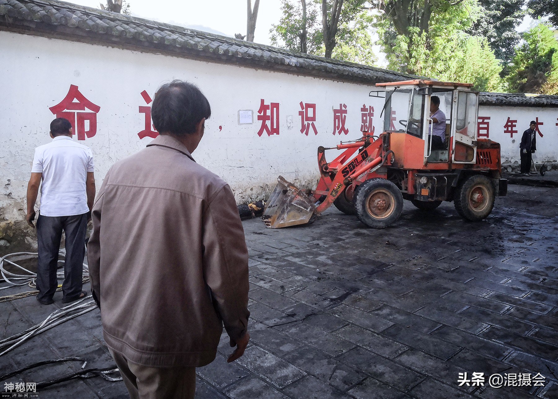 火把节彻夜狂欢，遍地残留白族人家如何处理？民俗古法显环保和谐-6.jpg