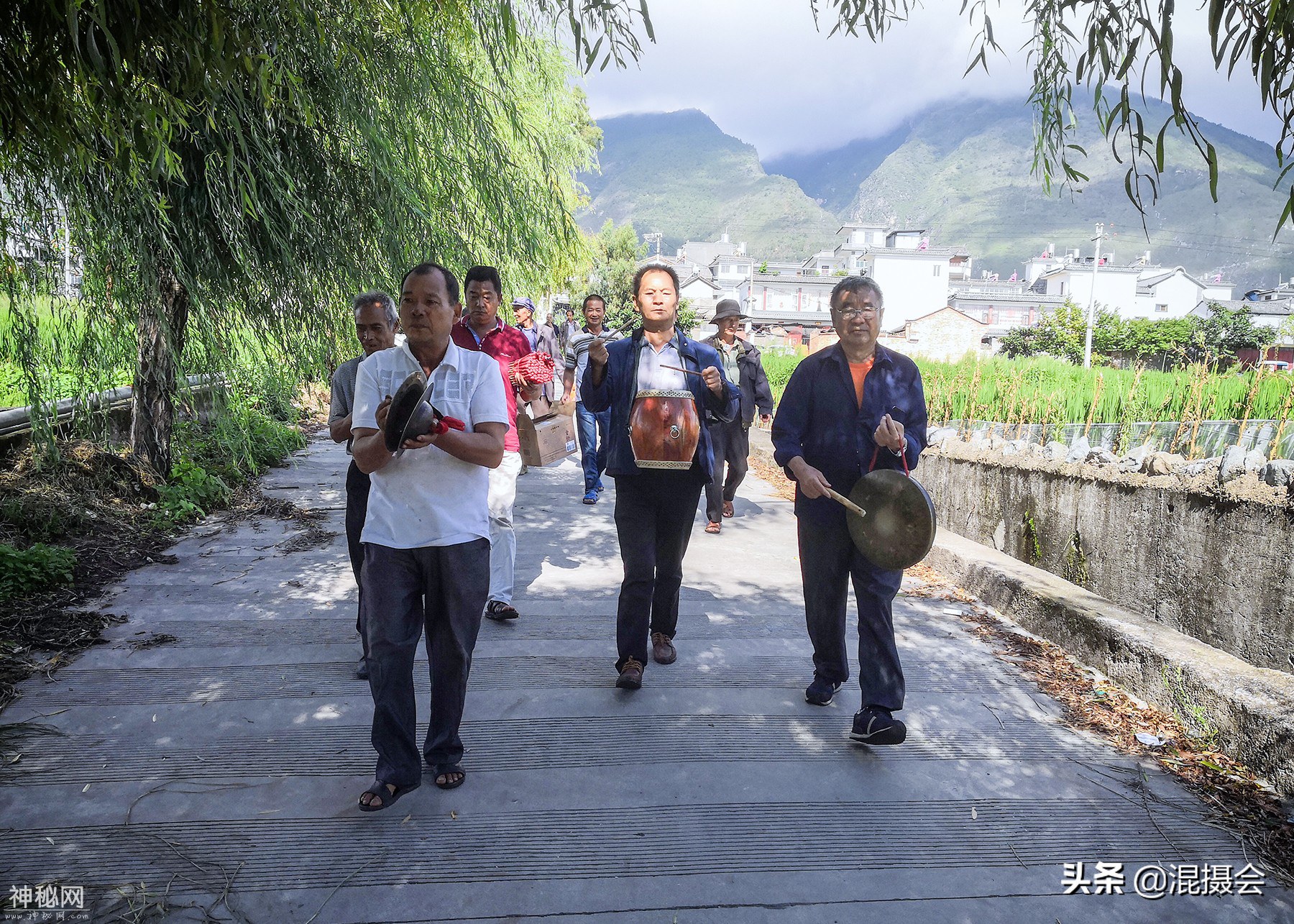 火把节彻夜狂欢，遍地残留白族人家如何处理？民俗古法显环保和谐-11.jpg