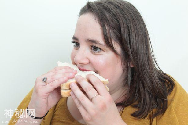 英国女子患怪病，30年只吃奶酪三明治，一吃其他食物就全身颤抖-1.jpg