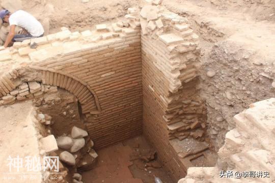 邻国发现一座千年古墓，发现许多中国元素，专家：与辽代墓葬相似-1.jpg