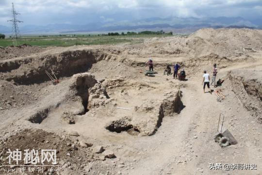 邻国发现一座千年古墓，发现许多中国元素，专家：与辽代墓葬相似-3.jpg