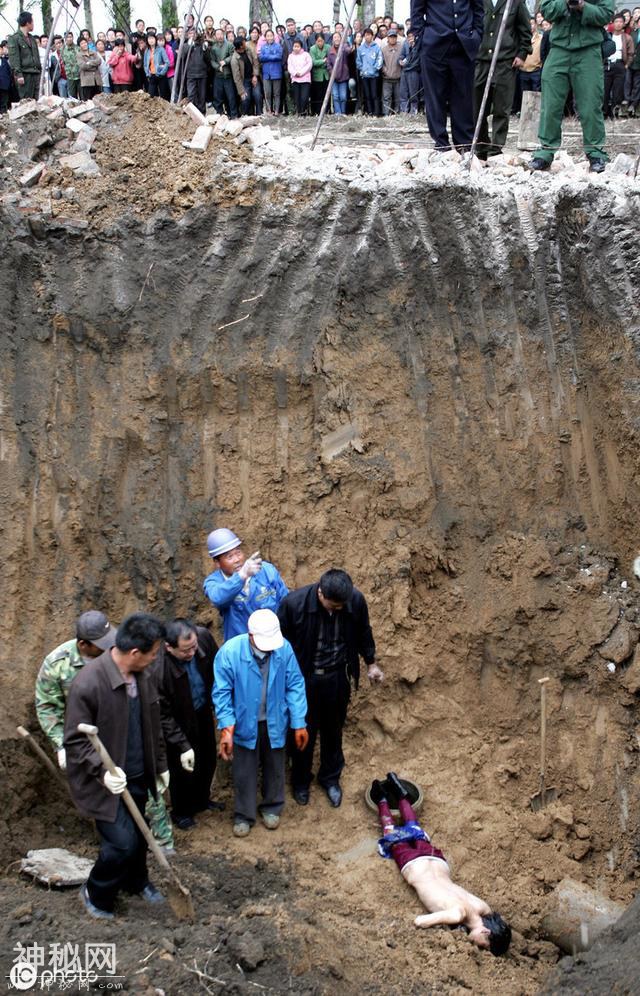 1800年前关羽墓被盗，里面两具女尸，一个是盗墓贼另一个很蹊跷-2.jpg