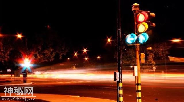 「轻松阅读」为什么开车遇到一个红灯，就会一路红灯？-1.jpg