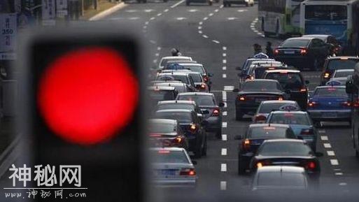 「轻松阅读」为什么开车遇到一个红灯，就会一路红灯？-9.jpg