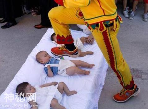 国外这一习俗很吓人，男人扮恶魔在婴儿身上跳跃-6.jpg