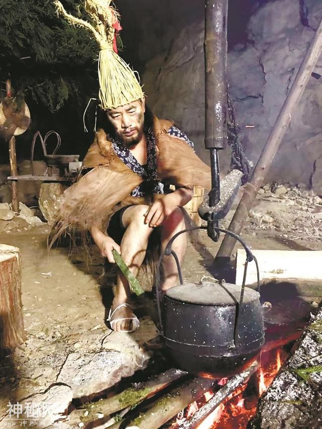 住山洞当“野人”，一湖北利川男子直播原始生活888天，有人点赞有人质疑-1.jpg