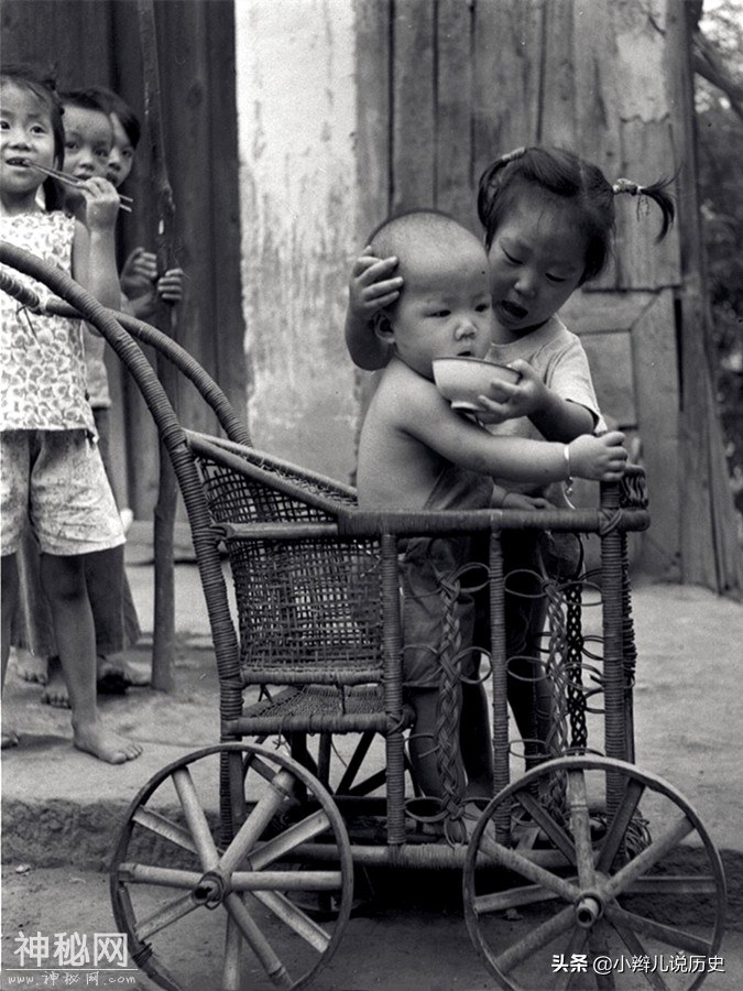 1959年德国人拍摄的中国民生，比想象中时尚，图3女孩着装很大胆-6.jpg