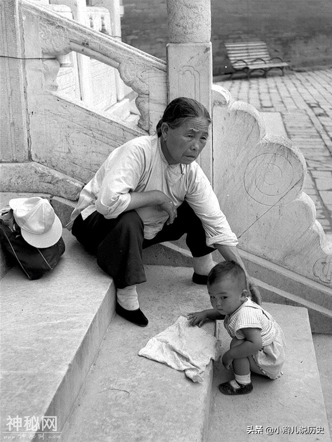 1959年德国人拍摄的中国民生，比想象中时尚，图3女孩着装很大胆-5.jpg