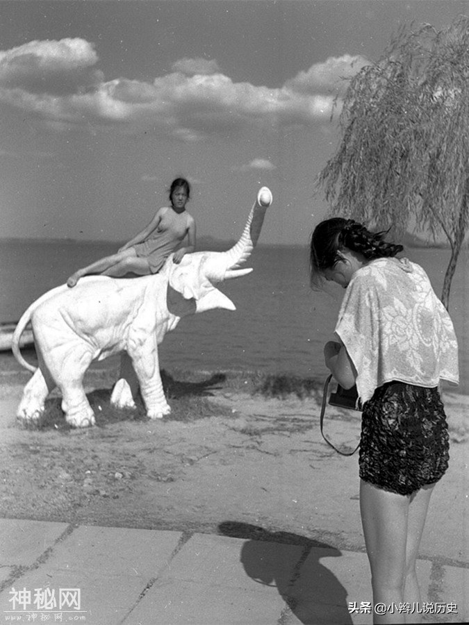 1959年德国人拍摄的中国民生，比想象中时尚，图3女孩着装很大胆-3.jpg