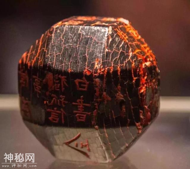 考古专家到县文化馆参观，发现一历史名人印章不被人识，很不理解-9.jpg