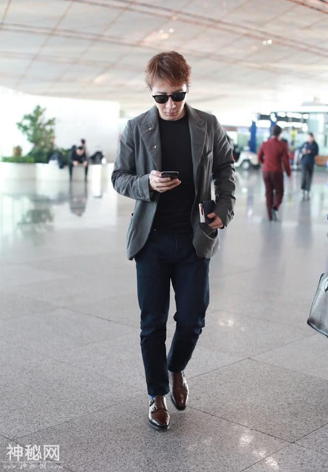 43岁刘谦现身机场，穿西服套装搭皮鞋好绅士，素颜出镜大方自然-5.jpg