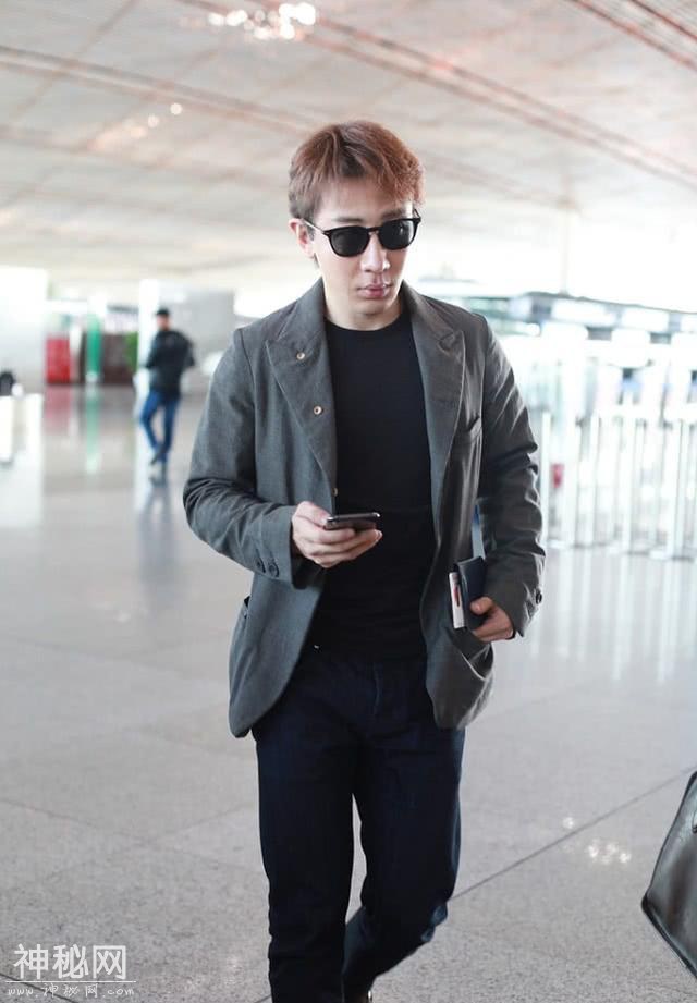 43岁刘谦现身机场，穿西服套装搭皮鞋好绅士，素颜出镜大方自然-4.jpg